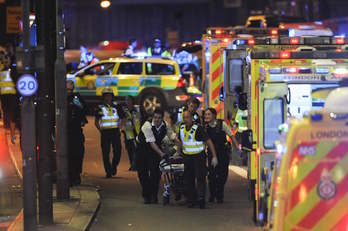 Sanitarios atienden a uno de los heridos en London Bridge. (DANIEL SORABJI | AFP)