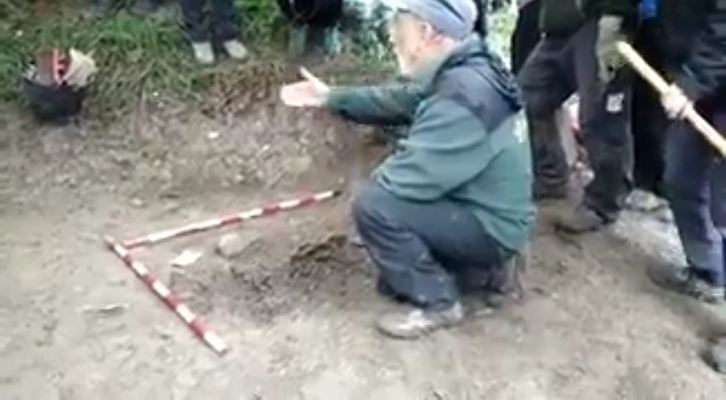 Paco Etxeberria trabaja en la exhumación del cuerpo. (NAIZ.EUS)