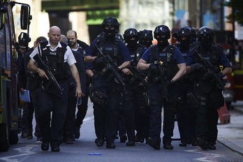 Un grupo de policías, en la zona donde se produjo el ataque. (Niklas HALLE'N/AFP)