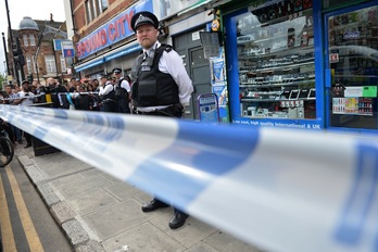 Un policía vigila una intervención en la zona de East Ham, en Londres. (Justin TALLIS/AFP PHOTO)