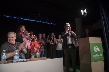 Pello Urizar, con la ejecutiva elegida en el Congreso de EA. (Gorka RUBIO/ARGAZKI PRESS)