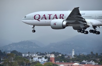 Un avión de Qatar Airways aterriza en el aeropuerto de Los Angeles. (Frederic J. BROWN/AFP PHOTO)