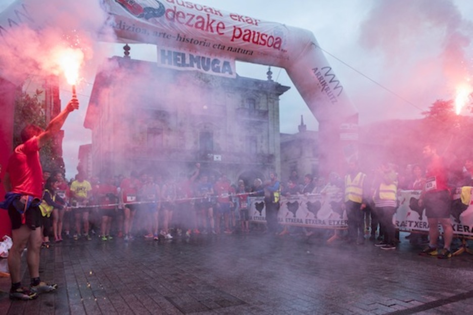 Bengalen argipean abiatu zen lasterketa. (Juanan RUIZ/ARGAZKI PRESS)