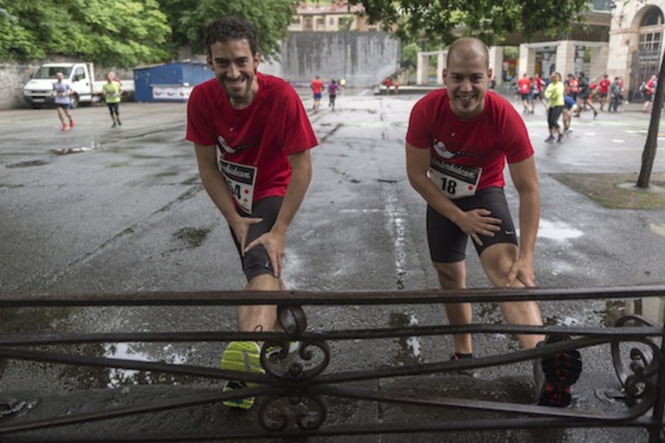 Lasterka hasi aurretik, ezinbesteko beroketa ariketak. (Juanan RUIZ/ARGAZKI PRESS)