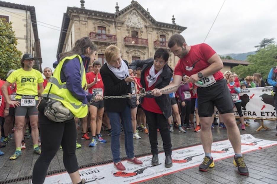Katea moztu zuten lasterketari hasiera eman aurretik. (Juanan RUIZ/ARGAZKI PRESS)