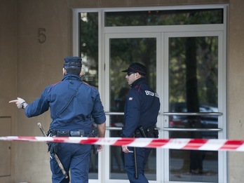 Bi ertzain, Julen S. hil zen Antigua auzoko etxearen atarian. (Jon URBE/ARGAZKI PRESS)