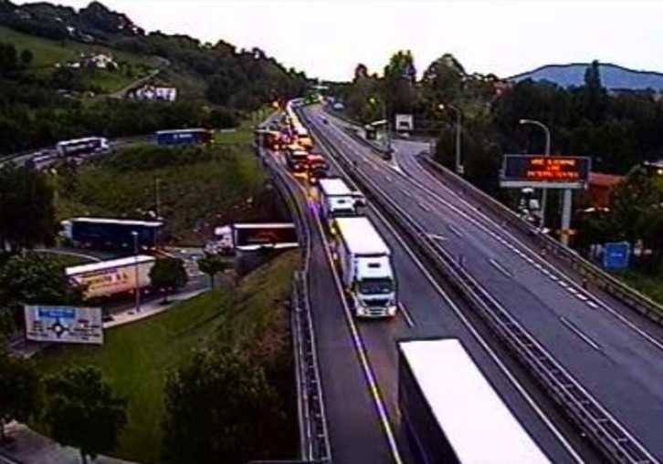 Kilometrotako ilarak sortu dira AP-8an, Baionara bidean. (TRAFIKO ZUZENDARITZA)