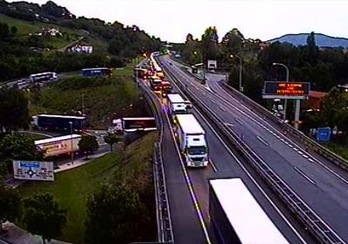Kilometrotako ilarak sortu dira AP-8an, Baionara bidean. (TRAFIKO ZUZENDARITZA)
