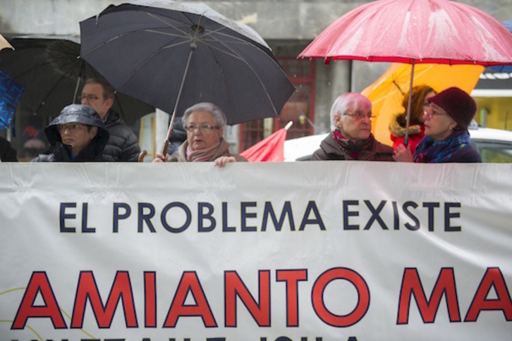 Protesta de Asviame en Bilbo con motivo de un juicio por amianto. (Marisol RAMÍREZ/ARGAZKI PRESS)