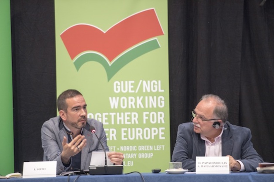 Syrizako Dimitrios Papadimoulis, Iñaki Sotoren hitzei adi. (Juan Carlos RUIZ/ARGAZKI PRESS)