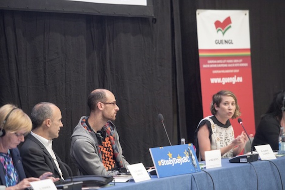 Juaristi eta Arzallus, Albiolen hitzak entzuten. (Juan Carlos RUIZ/ARGAZKI PRESS)