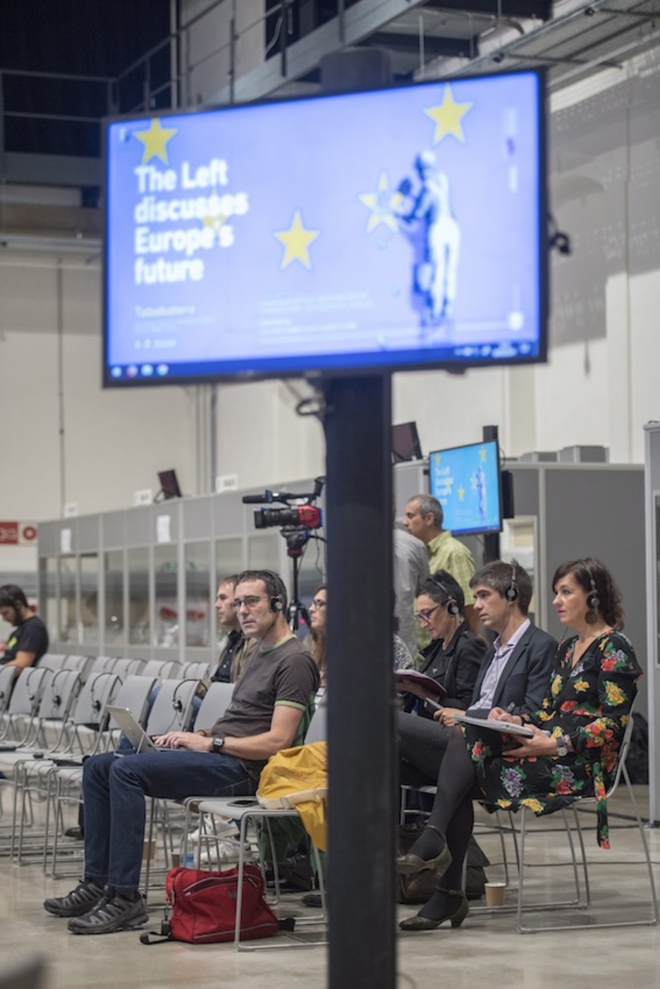 Julen Arzuaga eta Jasone Agirre legebiltzarkideak, Gorka Elejabarrieta eta Elena Beloki, jardunaldiak jarraitzen. (Juan Carlos RUIZ/ARGAZKI PRESS)
