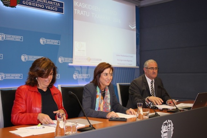 Uriarte, Alonso eta Aizpurua, txostenaren aurkezpenean. (IREKIA)