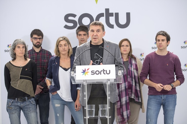 Arnaldo Otegi ha comparecido con la portavoz de Sortu, Miren Zabaleta, y los miembros del Consejo Nacional de la formación. (Juan Carlos RUIZ/ARGAZKI PRESS)