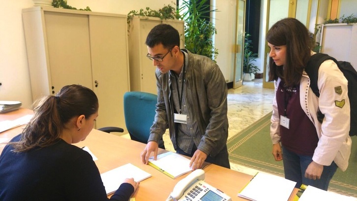 LABeko Urtzi Ostolozagak eta ELAko Nora Onaindiak erregistratu dute AHTri buruzko txostena Gasteizko Parlamentuan. (LAB.EUS)