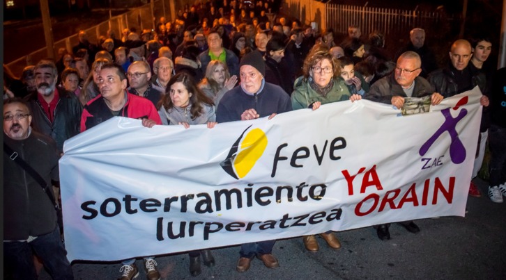 Protesta de los vecinos de Zorrotza tras el accidente mortal de diciembre. (Luis JAUREGIALTZO / ARGAZKI PRESS)