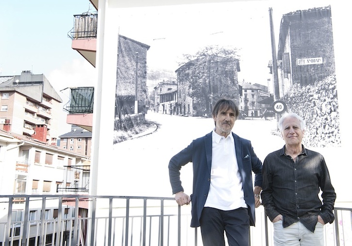 Ramon Saizarbitoria eta Ibon Sarasola, Andoainen, Bastero Kulturguneko kanpokaldean. (Argazkia: Conny BEYREUTHER)