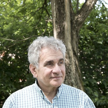 Bernardo Atxaga, asteasuarra izaki, Andoainen egin zituen ikasketak. Irudian, hilerri zaharra zegoen tokian. (Argazkia: Conny BEYREUTHER)