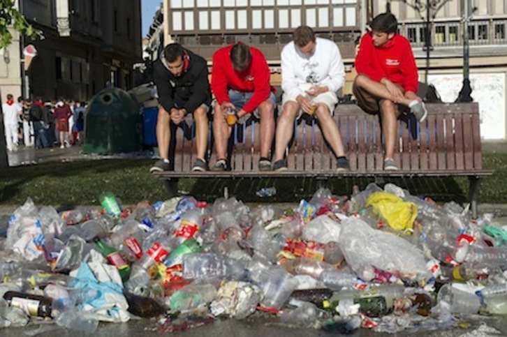 La utilización del vaso reutilizable busca reducir la basura que se genera en las fiestas. (Idoia ZABALETA/ARGAZKI PRESS)