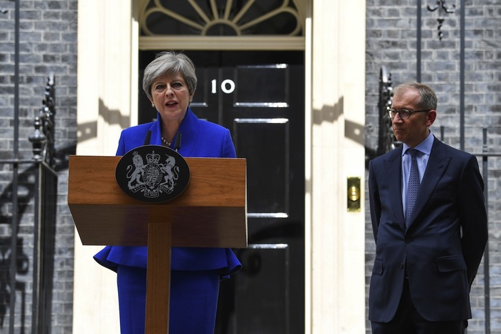 Theresa May, en su discurso ante el 10 de Downing Street antes de dirigirse a Buckingham. (Justin TALLIS/AFP PHOTO)