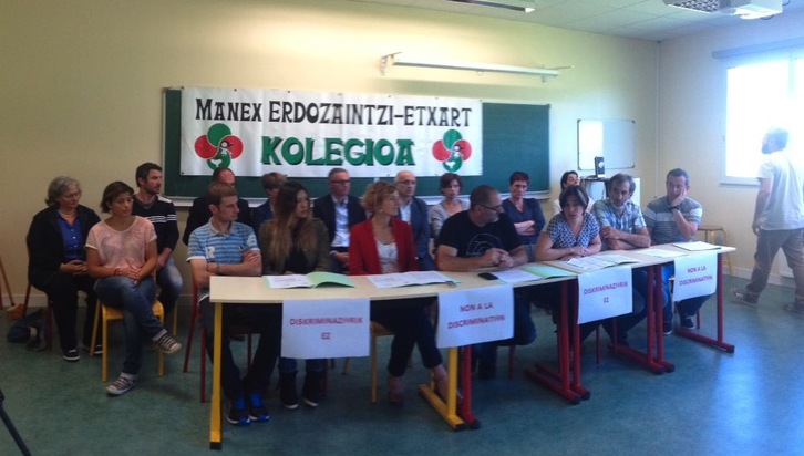 Manex Erdozaintzi Etxart kolegioan IGP egitura aldarrikatzeko Seaskaren agerraldia, hautetsien babesarekin. (@kazetaeus)