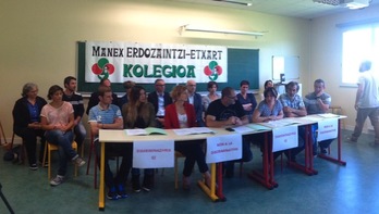 Manex Erdozaintzi Etxart kolegioan IGP egitura aldarrikatzeko Seaskaren agerraldia, hautetsien babesarekin. (@kazetaeus)