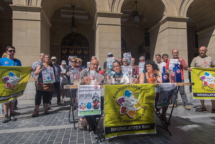 Erraustegiaren Aurkako Mugimenduko kideak, prentsaurrekoan. (Andoni CANELLADA/ARGAZKI PRESS)