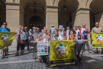 Erraustegiaren Aurkako Mugimenduko kideak, prentsaurrekoan. (Andoni CANELLADA/ARGAZKI PRESS)