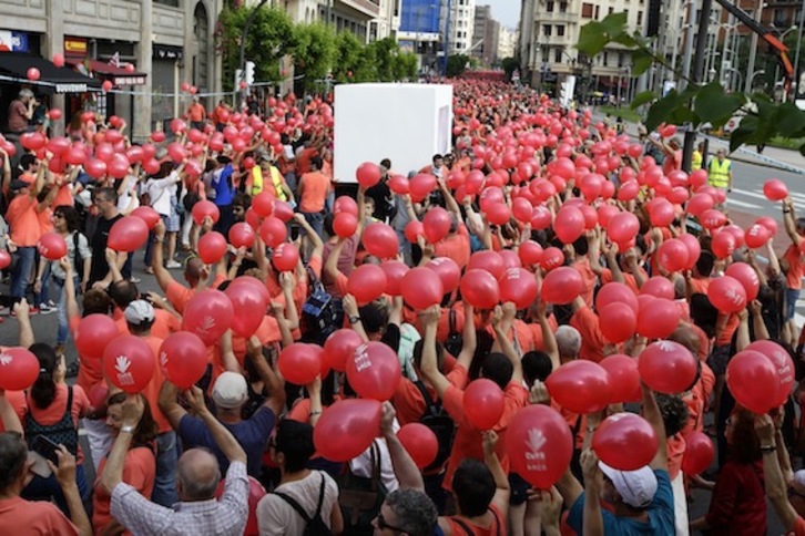 La gran urna se abre paso en un mar de globos rojos. (Aritz LOIOLA/ARGAZKI PRESS)