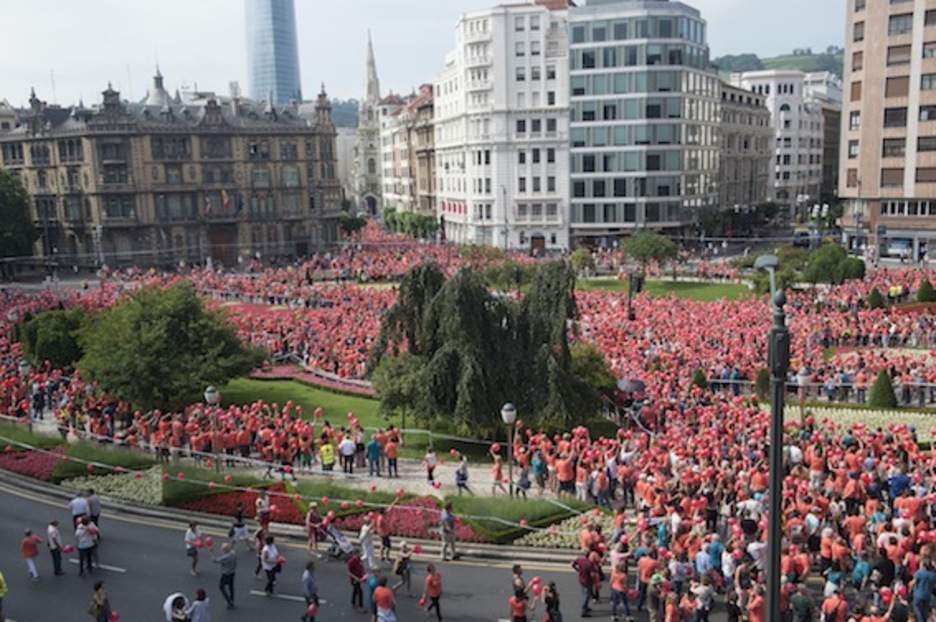 Milaka lagun bildu dira Bilboko erdigunean. (Monika DEL VALLE/ARGAZKI PRESS)