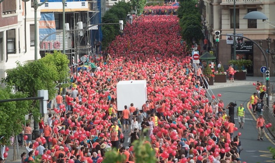 Eliptika plazatik Euskadi plazara eraman dute hautetsontzi erraldoia. (GURE ESKU DAGO)