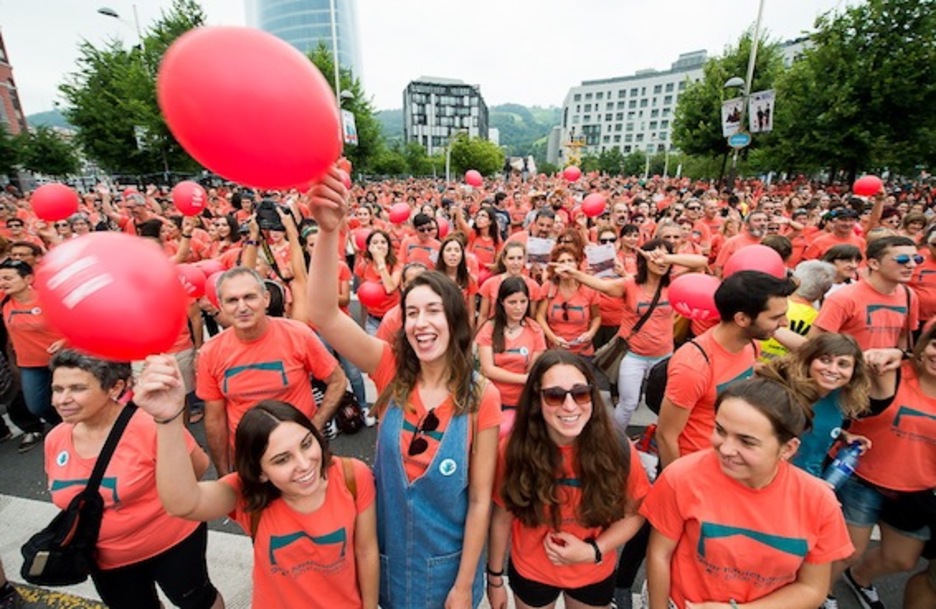 Koral koloreko kamisetak nonahi ikusi dira. (GURE ESKU DAGO)