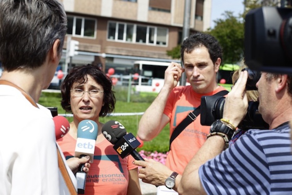 Gure Esku Dagoko Anjel Oiarbide eta Zelai Nikolas, kazetariekin. (Aritz LOIOLA/ARGAZKI PRESS)