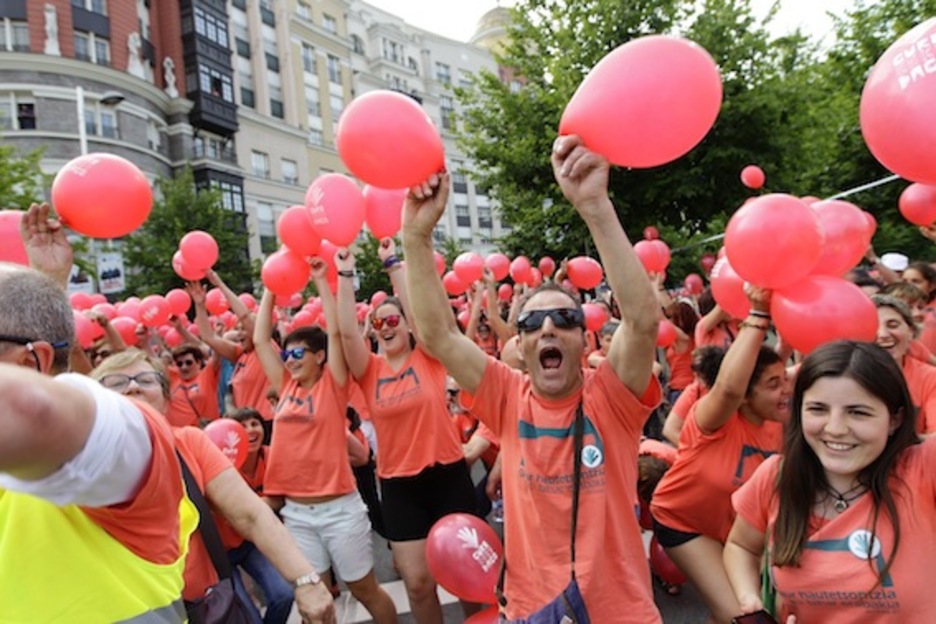 Puxika gorriak airean. (Aritz LOIOLA/ARGAZKI PRESS)
