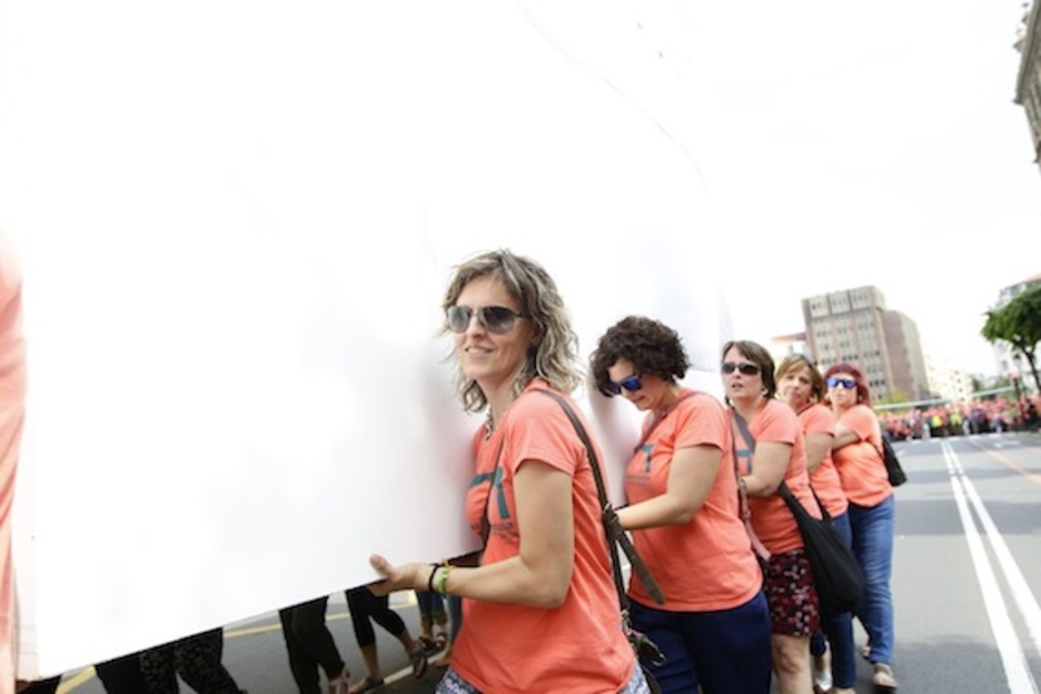 Datorren asteburuan galdeketa egingo duten herrietako ordezkariek eraman dute hautetsontzia. (Aritz LOIOLA/ARGAZKI PRESS)