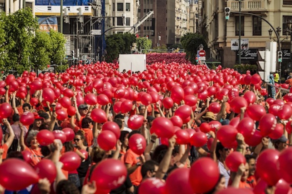 Hautetsontzia, puxika gorrien artean aurrera egiten. (Aritz LOIOLA/ARGAZKI PRESS)