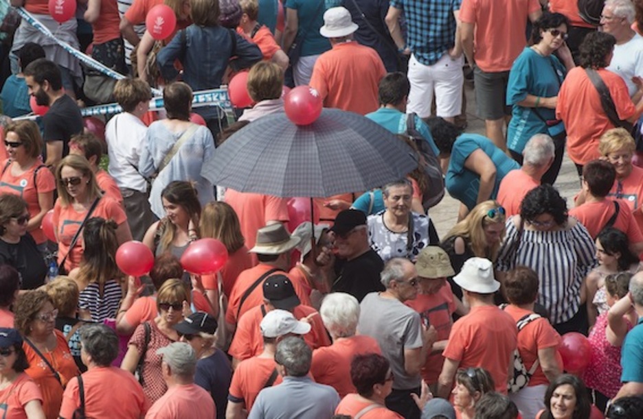 Itzala emateko erabili behar izan dituzte gaur aterkiak. (Monika DEL VALLE/ARGAZKI PRESS)