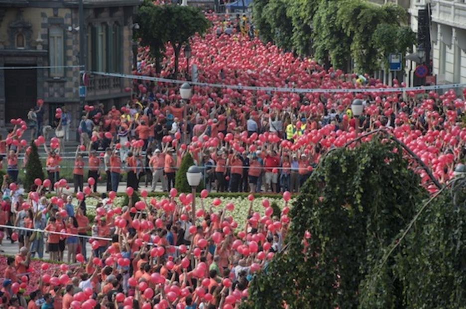 Galdera ikur erraldoia osatu dute milaka herritarrek. (Monika DEL VALLE/ARGAZKI PRESS)
