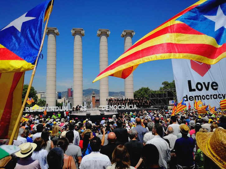 Los organizadores hablan de unos 40.000 asistentes. (@assemblea)