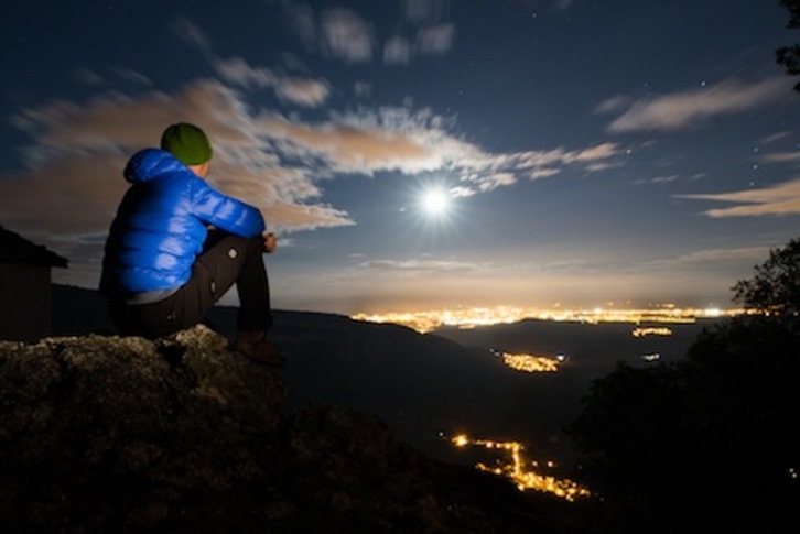 Atardecer desde Sarbil, con las luces de Iruñea al fondo. (FOTOGRAFÍAS: Mintxo BIDAURRE)
