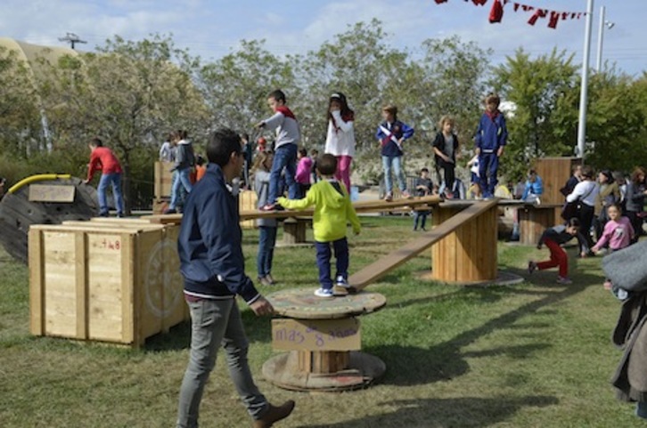 Imagen de los juegos con elementos reciclados que se proponen. (AYUNTAMIENTO DE IRUÑEA)