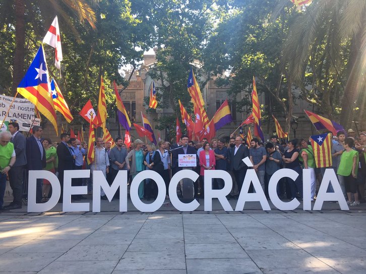Joan Josep Nuet se dirige a los presentes en el exterior del Superior de Justicia de Catalunya. (@assemblea)