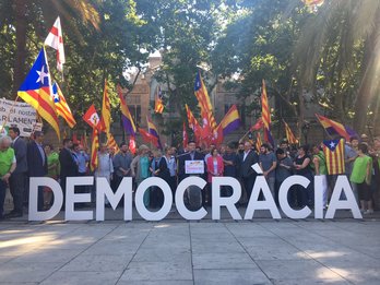 Joan Josep Nuet se dirige a los presentes en el exterior del Superior de Justicia de Catalunya. (@assemblea)