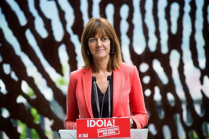 Idoia Mendia ha presentado su candidatura en Artxanda, junto al monumento ‘La Huella’. (Luis JAUREGIALTZO/ARGAZKI PRESS)