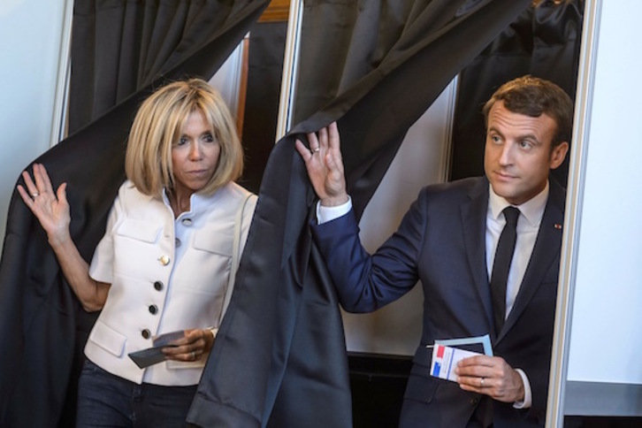 Emmanuel Macron y su esposa Brigitte se disponen a votar. (Christophe PETIT TESSON/AFP)