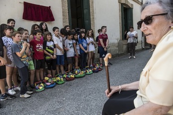 Belaunaldi desberdinetako erronkariarrak bildu dira frankismoaren esklaboei egindako omenaldian. (Jagoba MANTEROLA/ARGAZKI PRESS)