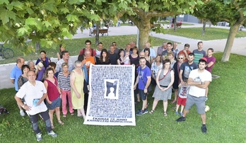 Barañaingo biztanle talde bat monolitoa jarriko duten lekuan. (Idoia ZABALETA/ARGAZKI PRESS)