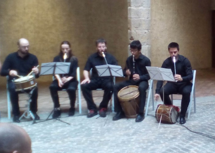 En la presentación del alarde de txistularis se han interpretado varias piezas que podrán escucharse ese día. (AYUNTAMIENTO DE IRUÑEA)