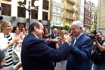 Ortuzar recibe efusivamente a Atutxa a las puertas de Sabin Etxea. (ARGAZKI PRESS)