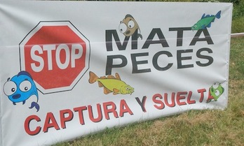 Pancarta expuesta en el campeonato. (POLICIA FORAL)